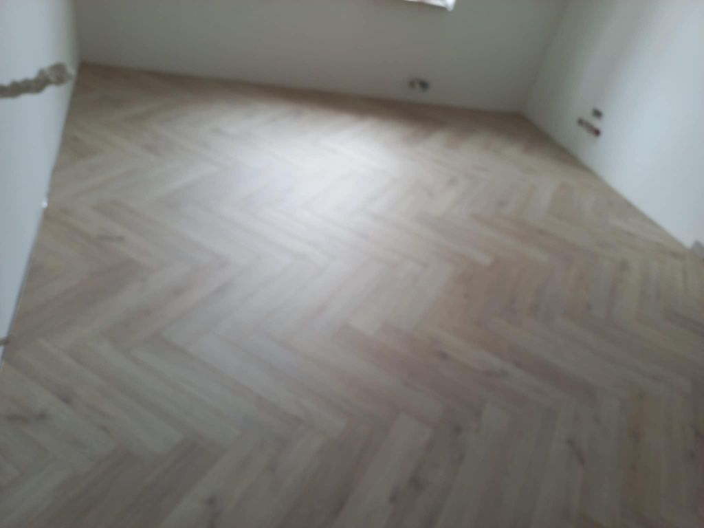 Podłogi,  parkiety, listwy przypodłogowe,  tarasy .