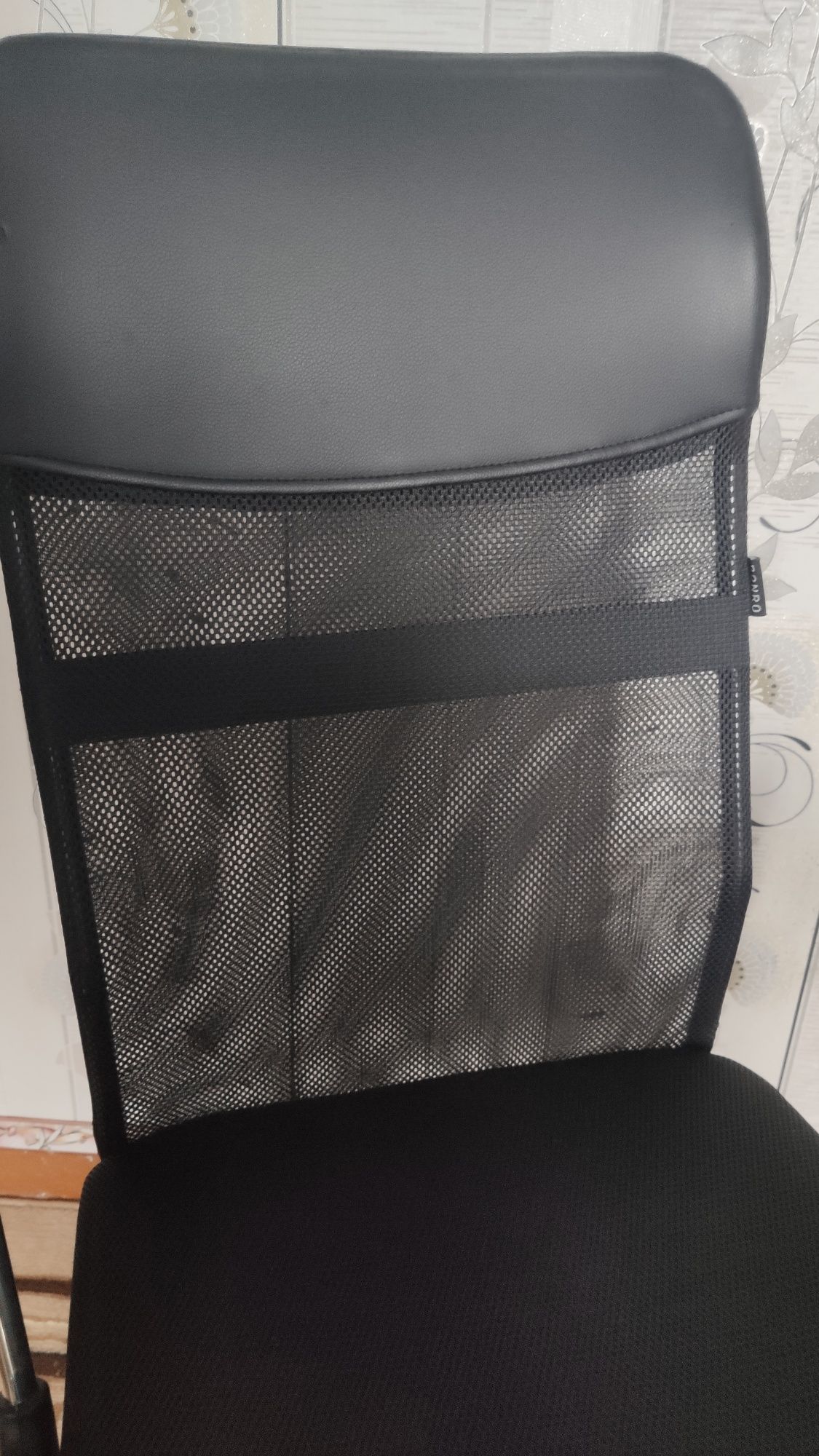 Офисное кресло чёрное сетка