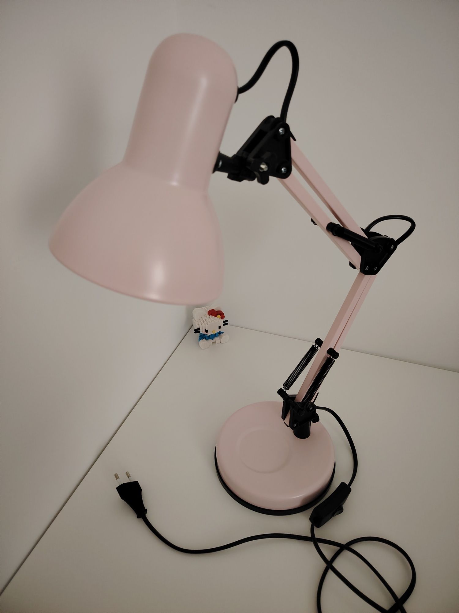 Różowa lampka na biurko