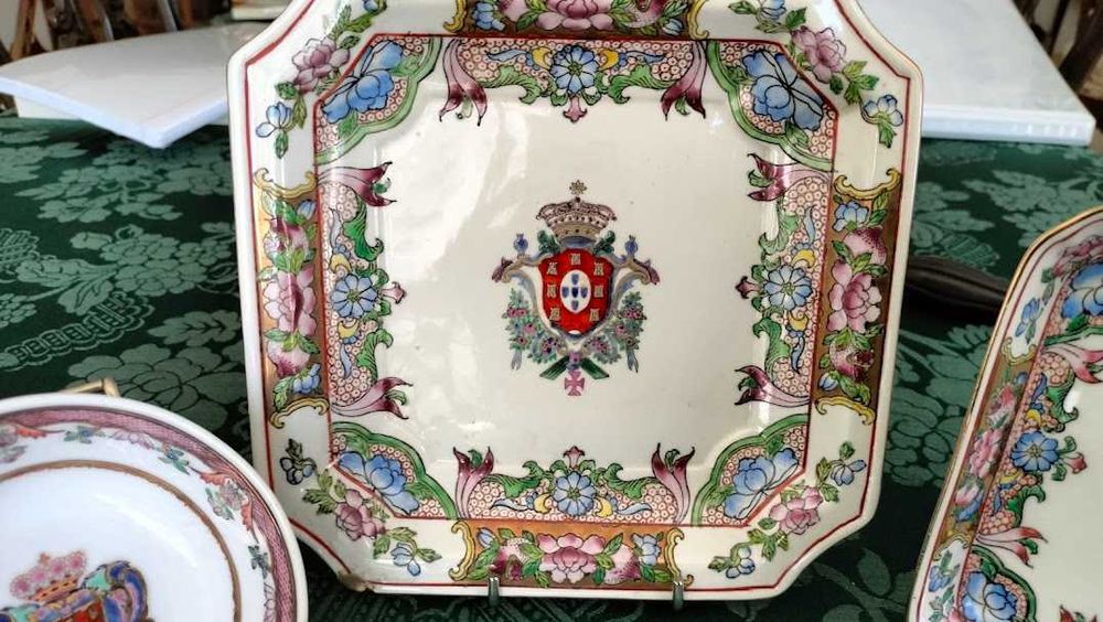 Lote de porcelana oriental pintada à mão e ouro