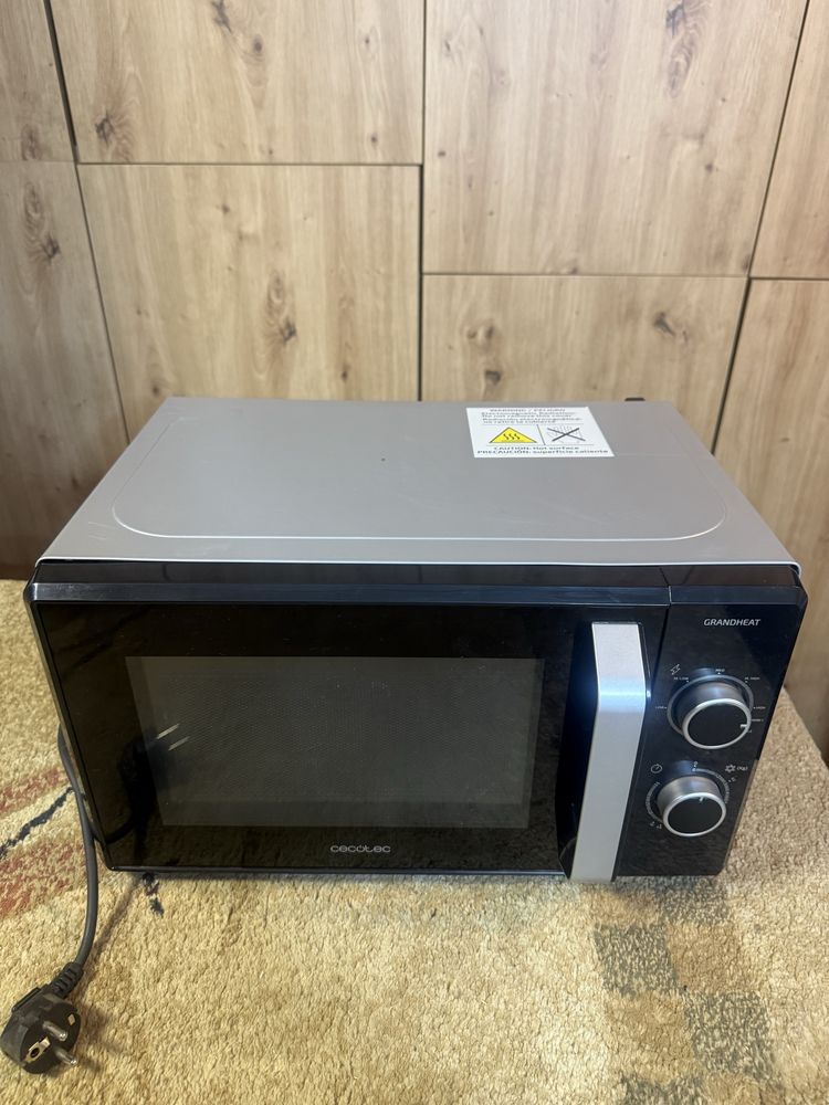 Cecotec Kuchenka mikrofalowa 20l z grillem Grandheat 3150
