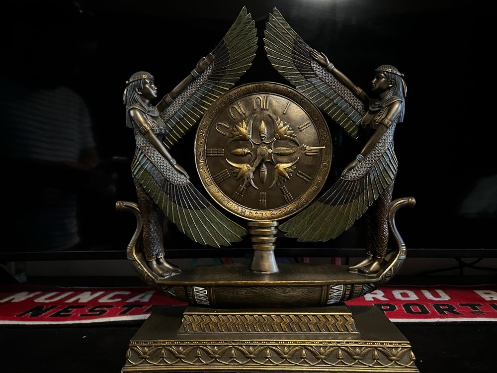 Relógio Antigo Deusa Isis Egito em Bronze