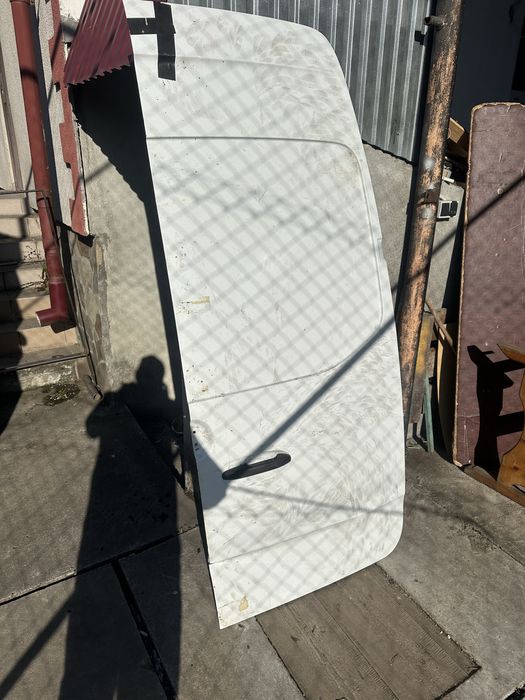 Задні  двері 1 штука права 907 спрінтер