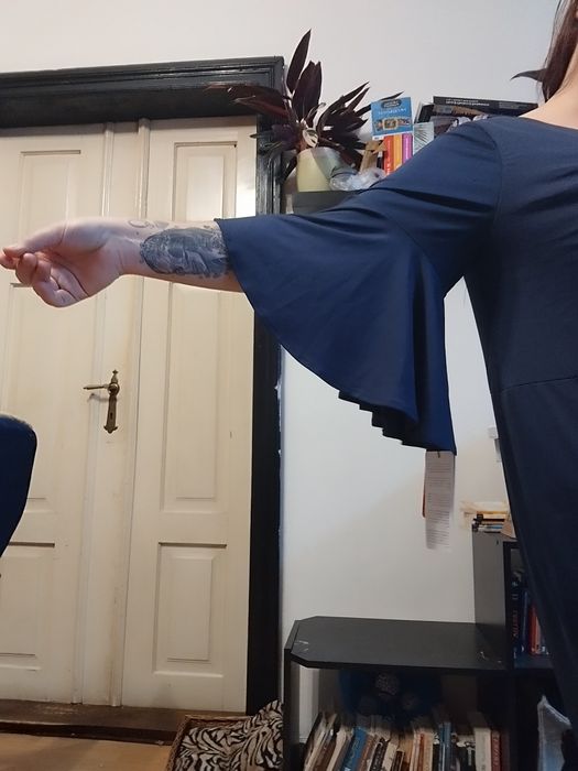 Elegancka granatowa sukienka z falbanką 52 24 plus size