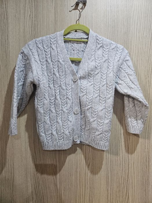 (1250) Sweterek dzirwczecy r.128 Reserved