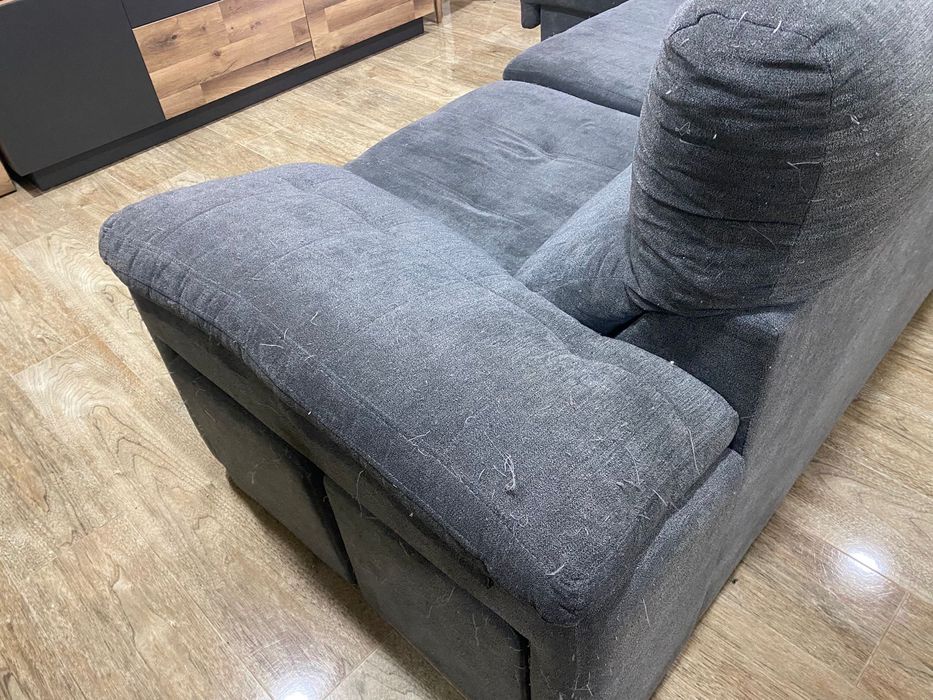 Vendo sofa com algumas marcas de uso a preco acessivel.