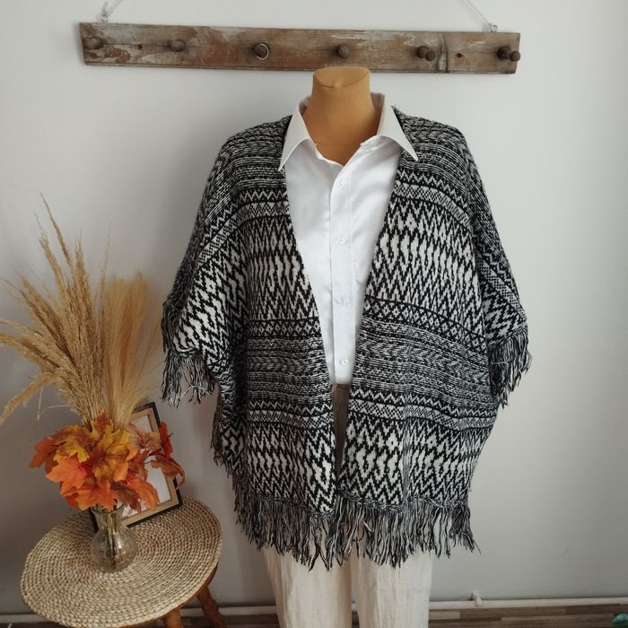 Narzutka damska Dorothy Perkins S/M czarno-biała z frędzlami boho
