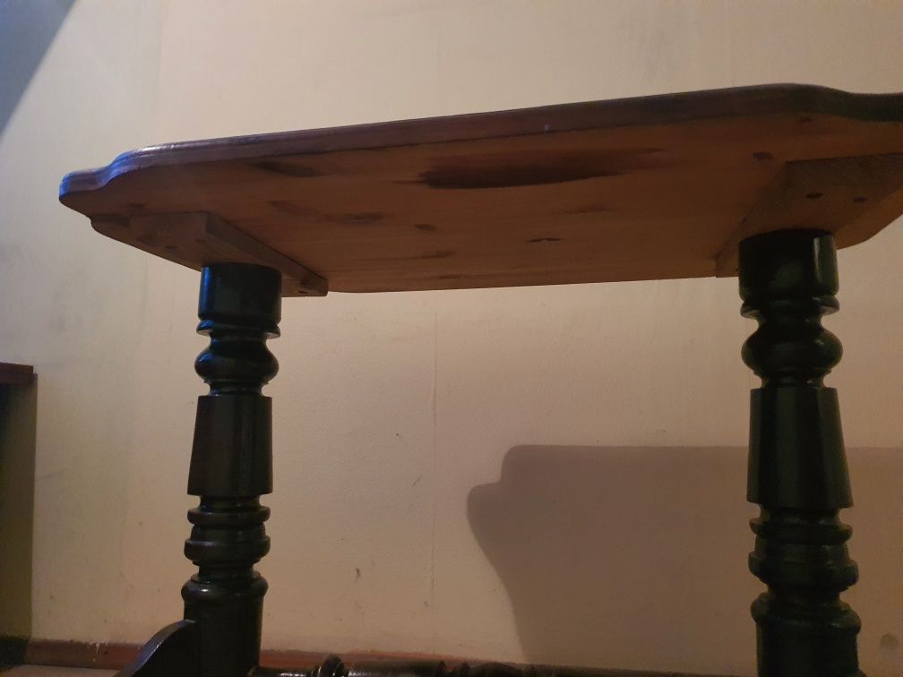 Drewniany stolik z litego drewna, stół może być pod telewizor.
