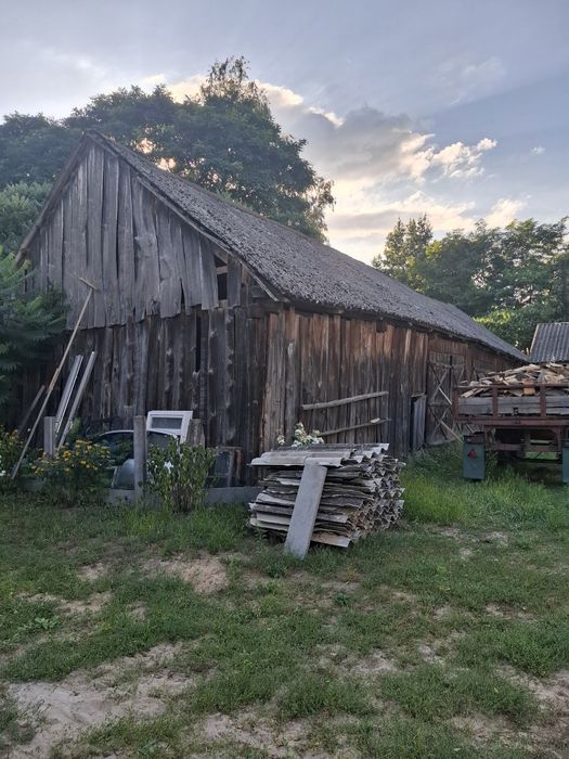 Stare deski i bale ze stodoły.