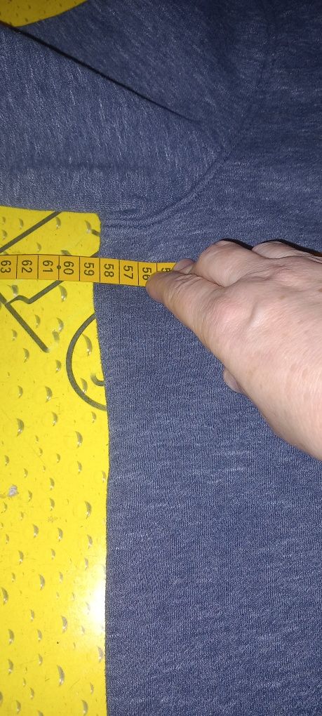 Bluza młodzieżowa z kapturem.