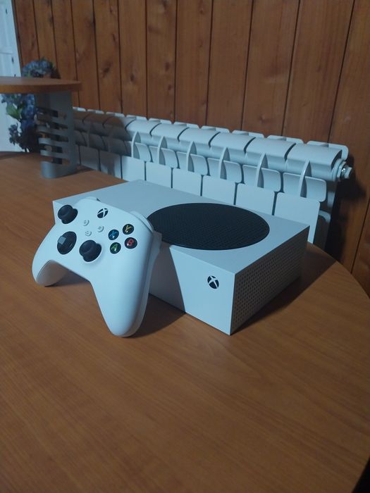 Xbox series s em bom estado com tudo da caixa, sem caixa e 1 jogo