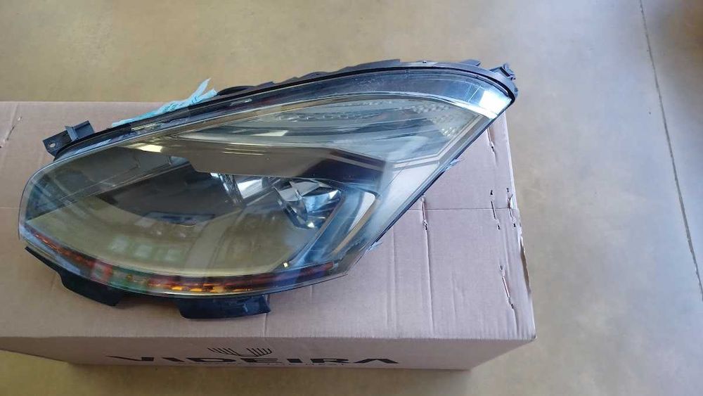 Vendo conjunto de 2 faróis Xenon Citroen C4 Picasso