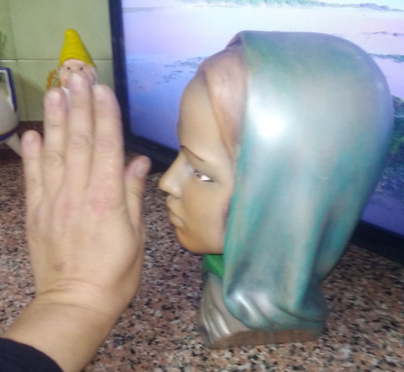 Busto feminino em cerâmica antigo