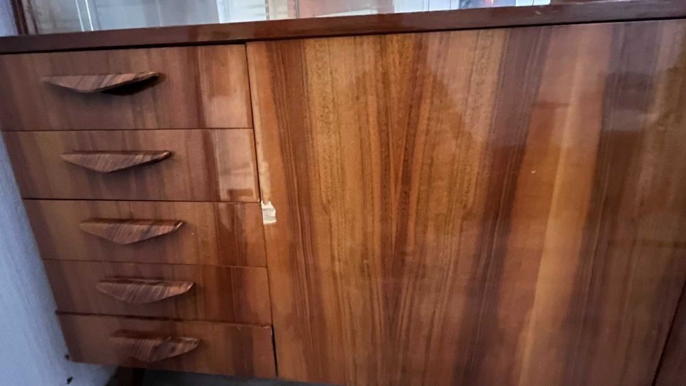 Drewniana gablotka / kredens PRL z przeszkleniami – orzech, Wrocław