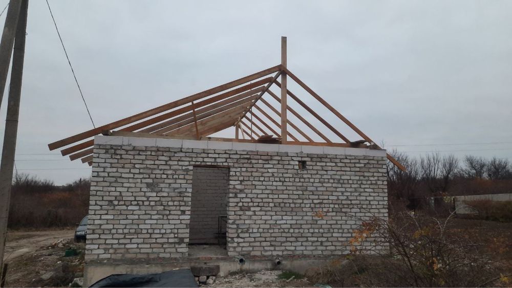 Кладка кирпича, шлакоблока, газобетона. Штукатурка, монтаж крыши.