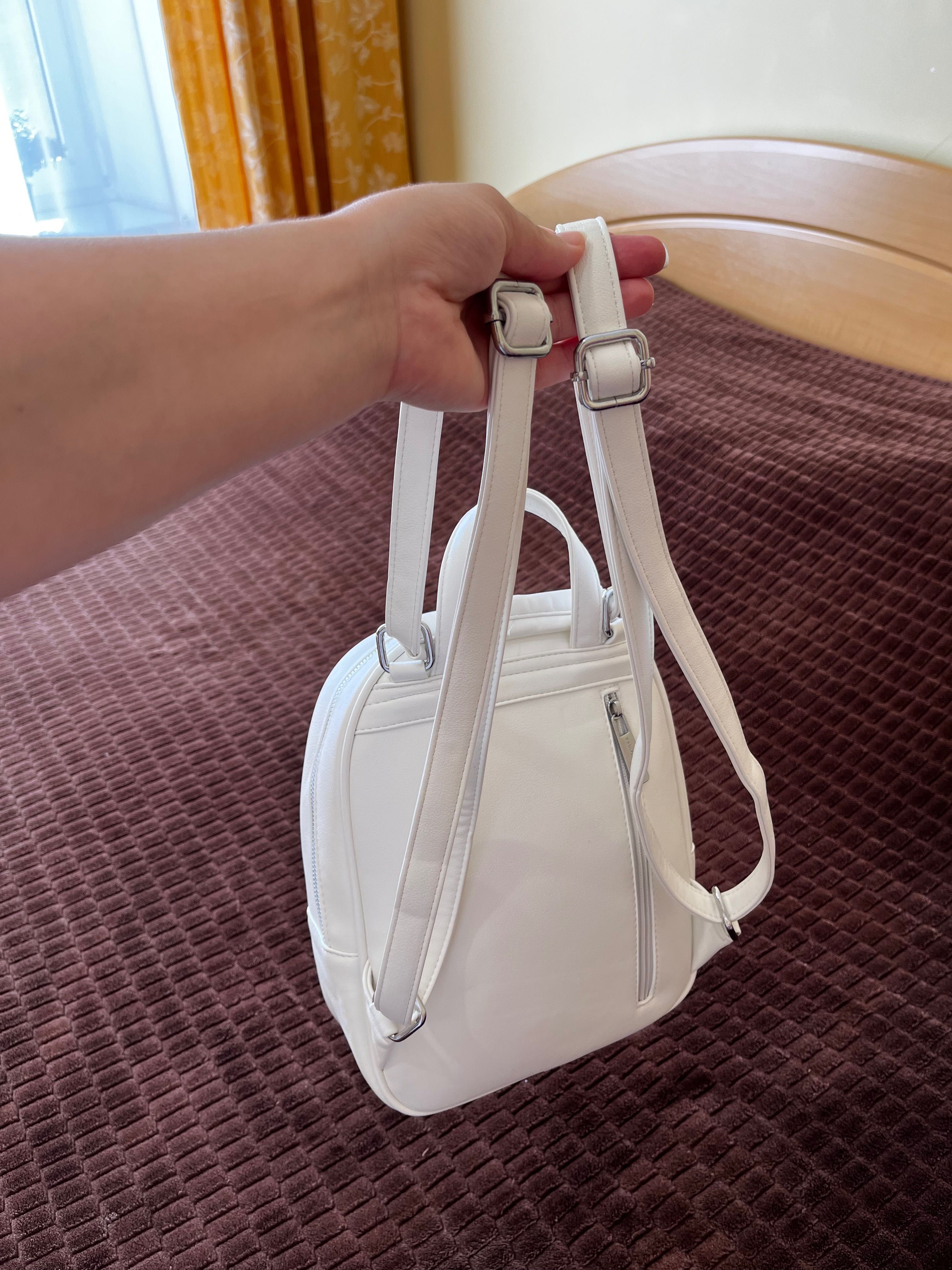 Сумка-рюкзак,білого кольору.