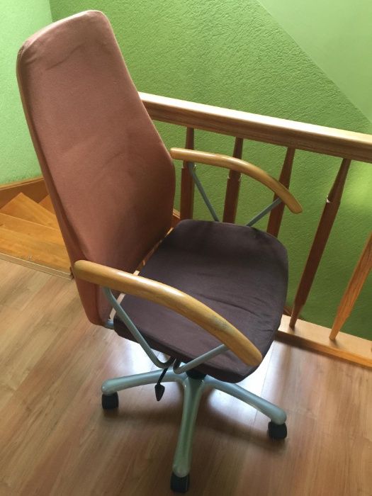 krzesło obrotowe na kółkach