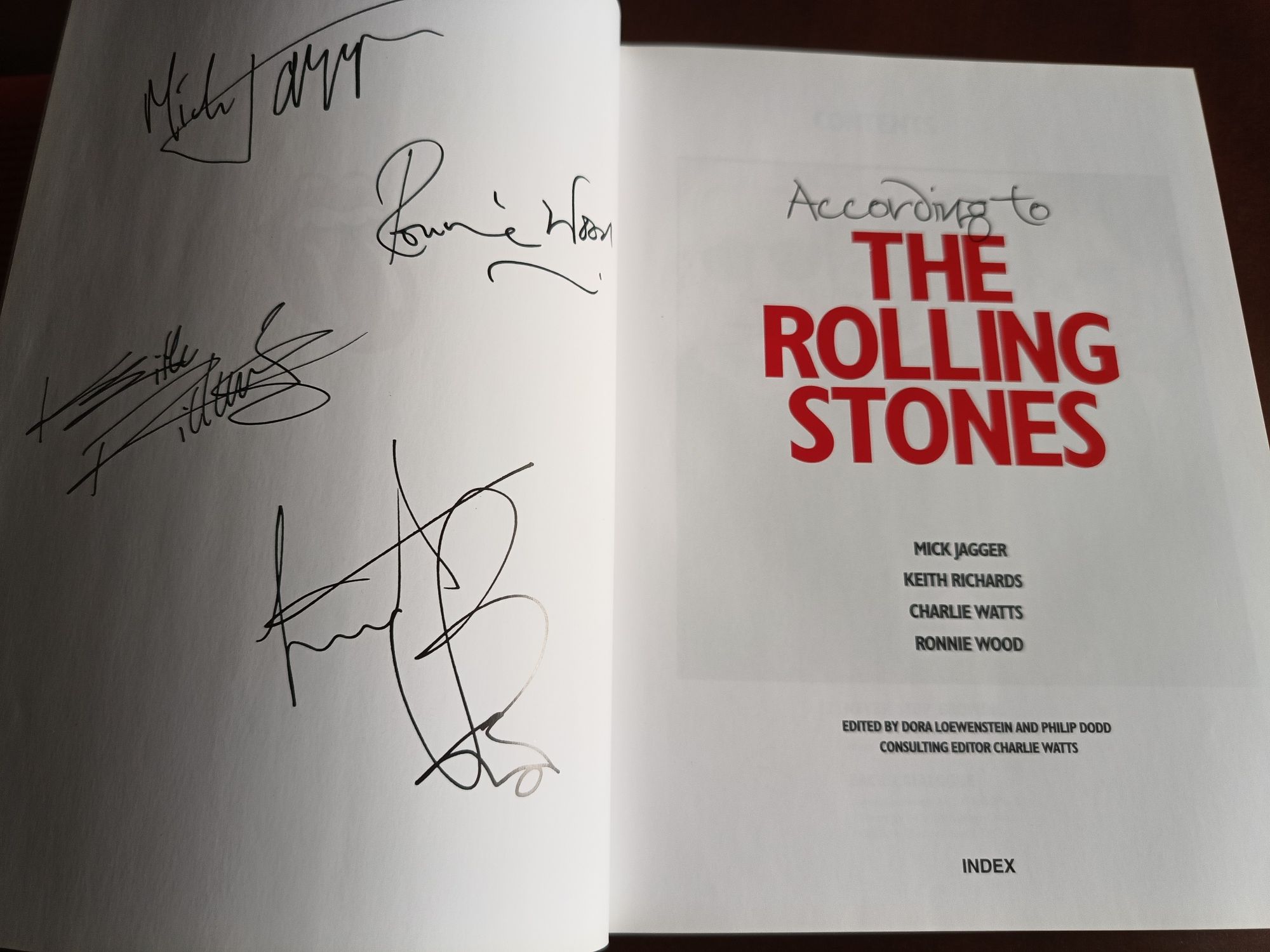 "According to The Rolling Stones." Książka ze wspomnieniami muzyków.