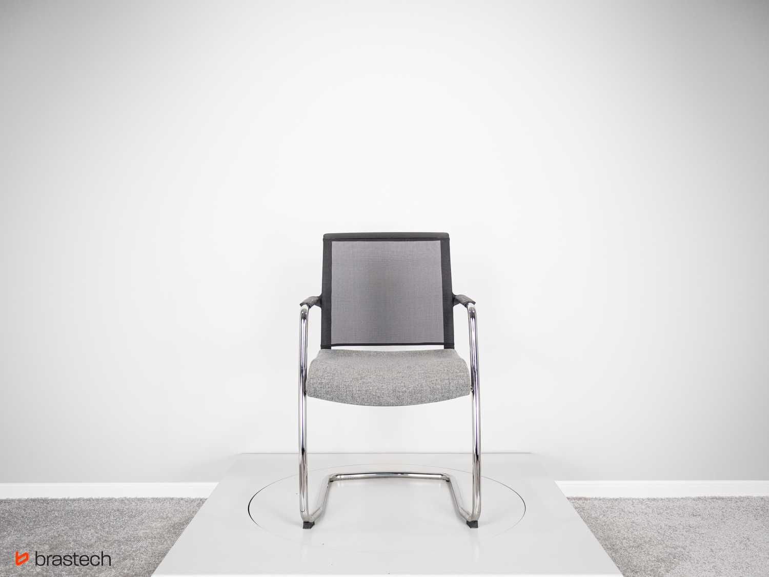 Eleganckie krzesło z tapicerowanym siedziskiem  Nowy Styl Z-body