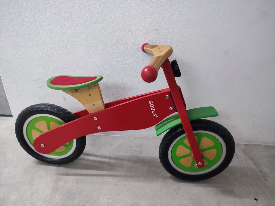 Bicicleta de madeira sem pedais da Goula