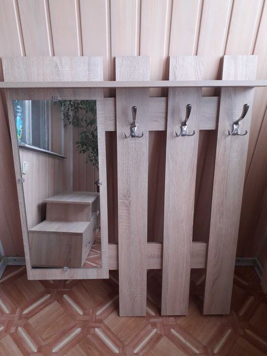 Срочно ! Продам новую вешалку с зеркалом !Цена снижена!