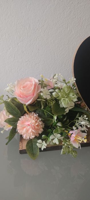 Piękna kompozycja na grób stroik na drewnie