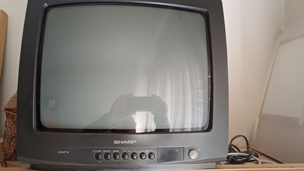 Tv Sharp com comando Portatil64552556960897121