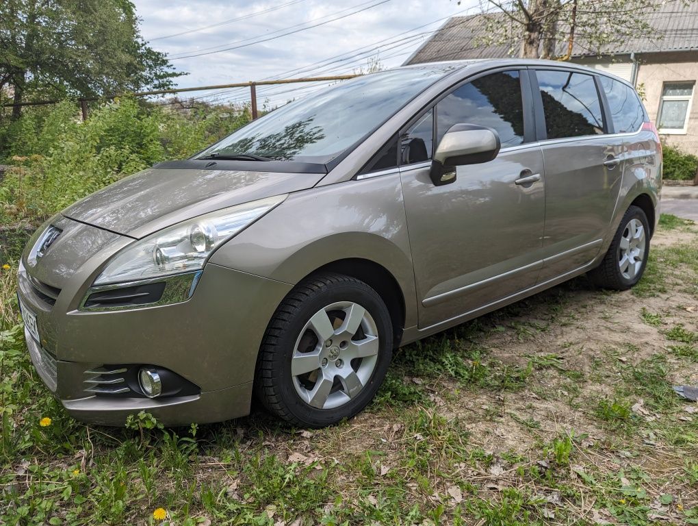 Продається власне авто Пежо 5008 в гарному стані ,деталі за телефоном!