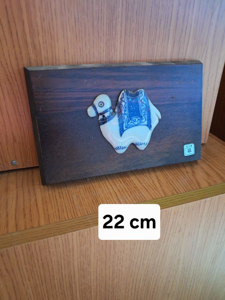 Quadro em nadeira com camelo em porcelana