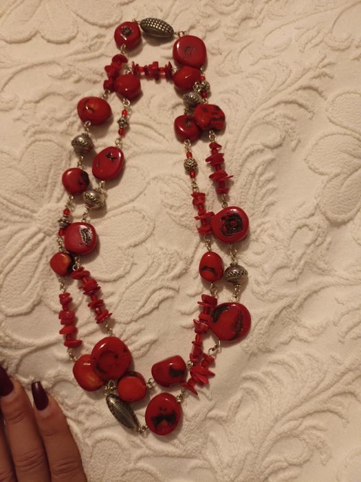 Vários colares de coral vermelho