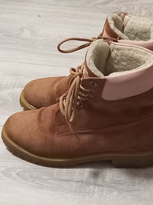 Продам женские ботинки зимние