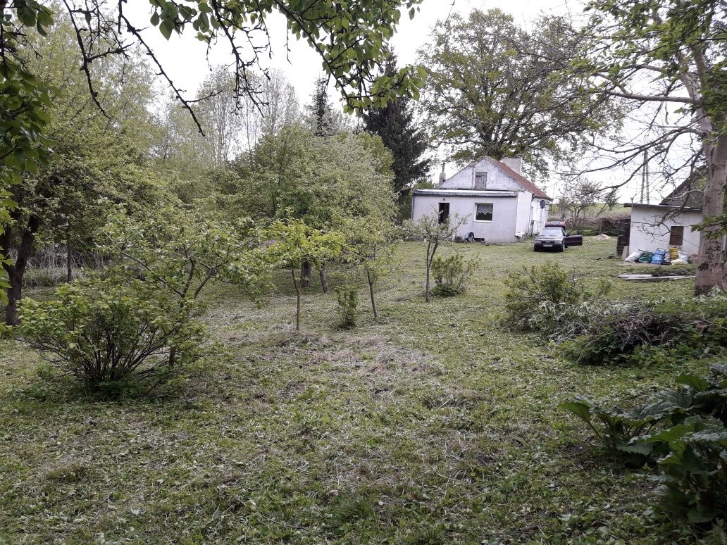 Dom z ziemia rolna.