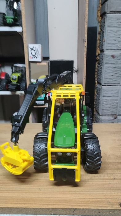 Bruder traktor John Deere Leśny
