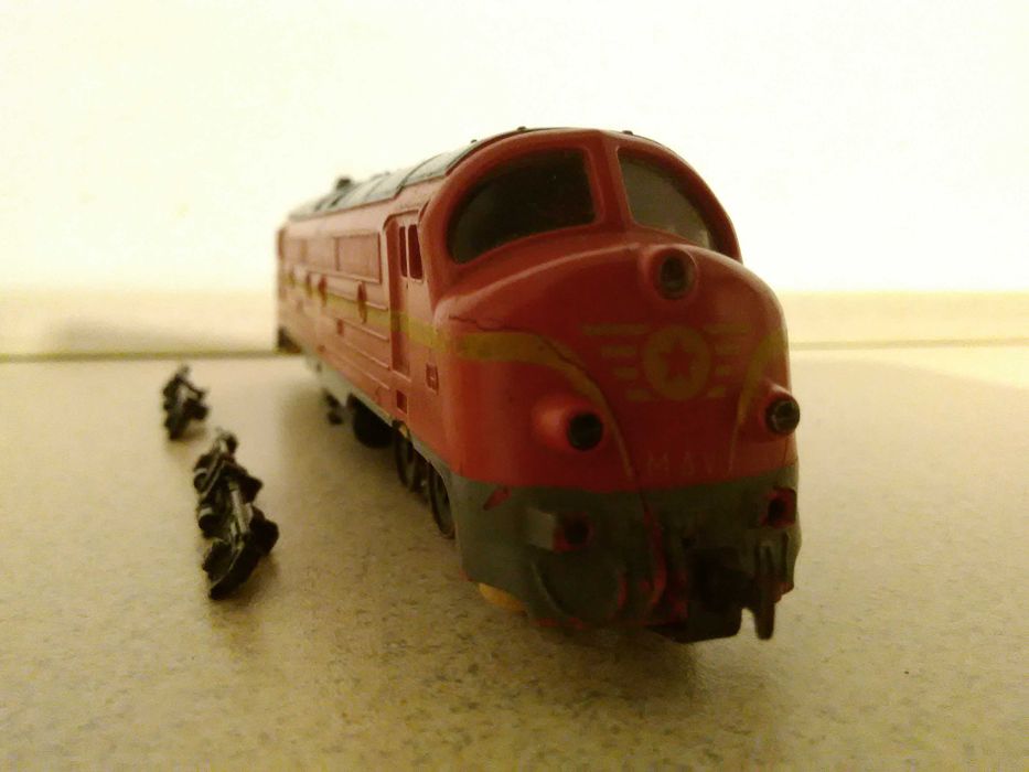 stara zabawka PRL lokomotywa spalinowa BR Gutzold Piko kolejka HO DDR