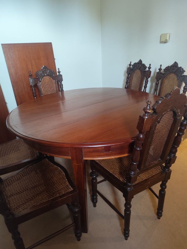 Mesa de jantar redonda com 2 tábuas e seis cadeiras