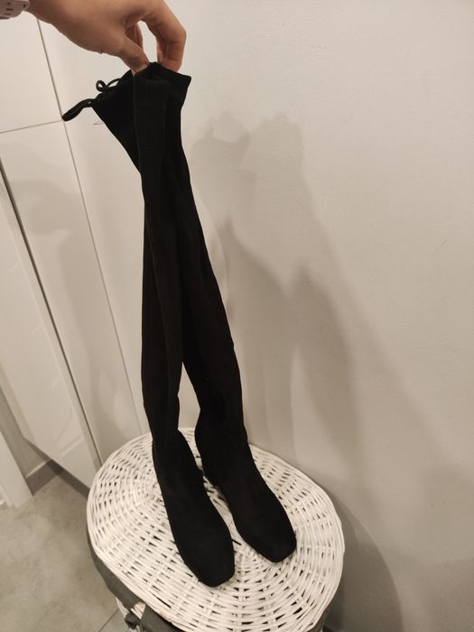 Długie kozaki na słupku