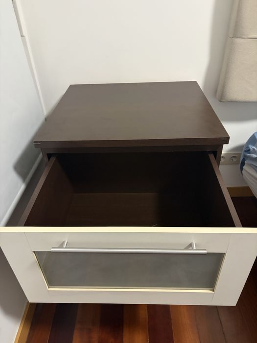 Criado mudo espaçoso em mandeira