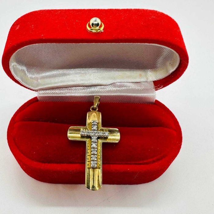 Золотий хрестик з діамантами.