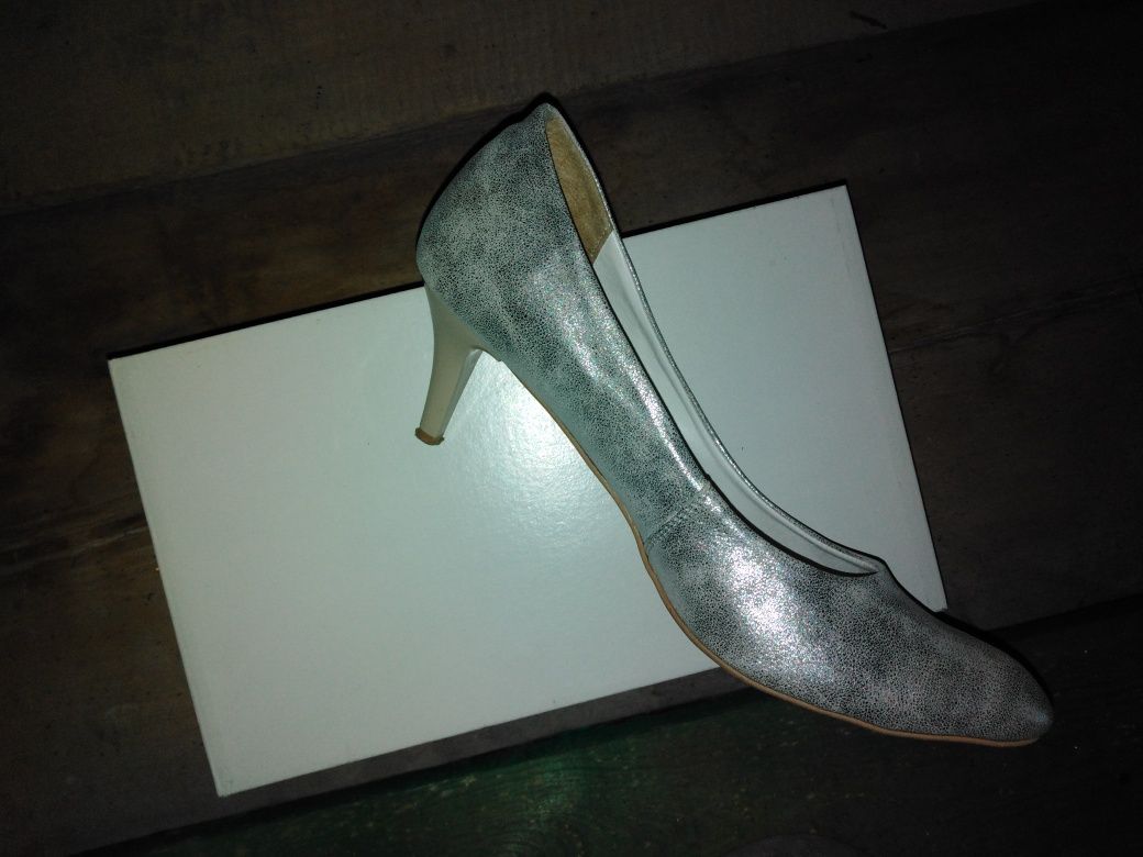 Buty na obcasie srebrne