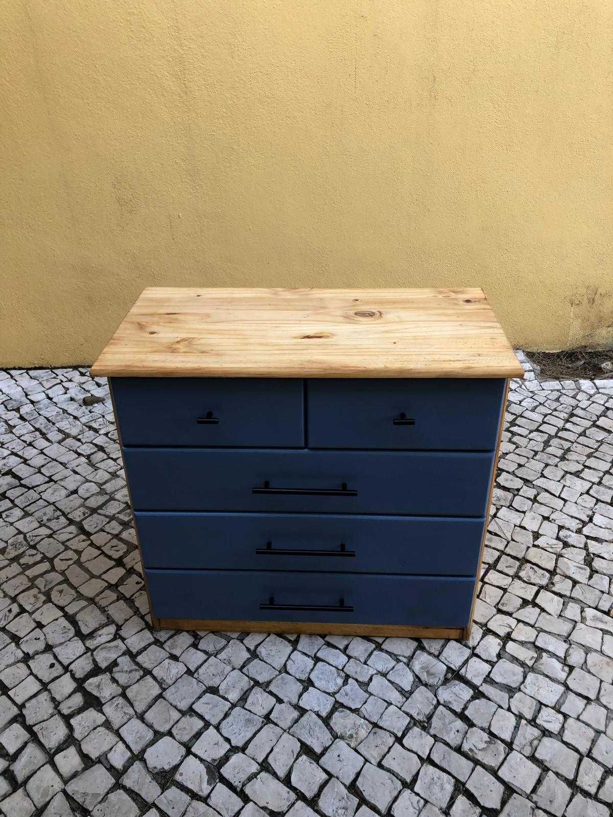 Cómoda em Pinho com Gavetas