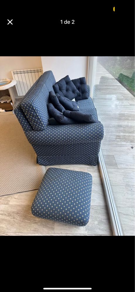 Sofa de sala usado e descansa pés. Está sem marcas de uso, funcional.