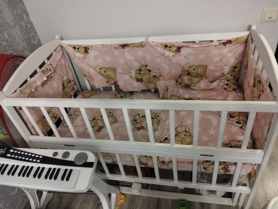 Дитяче ліжечко з маятником