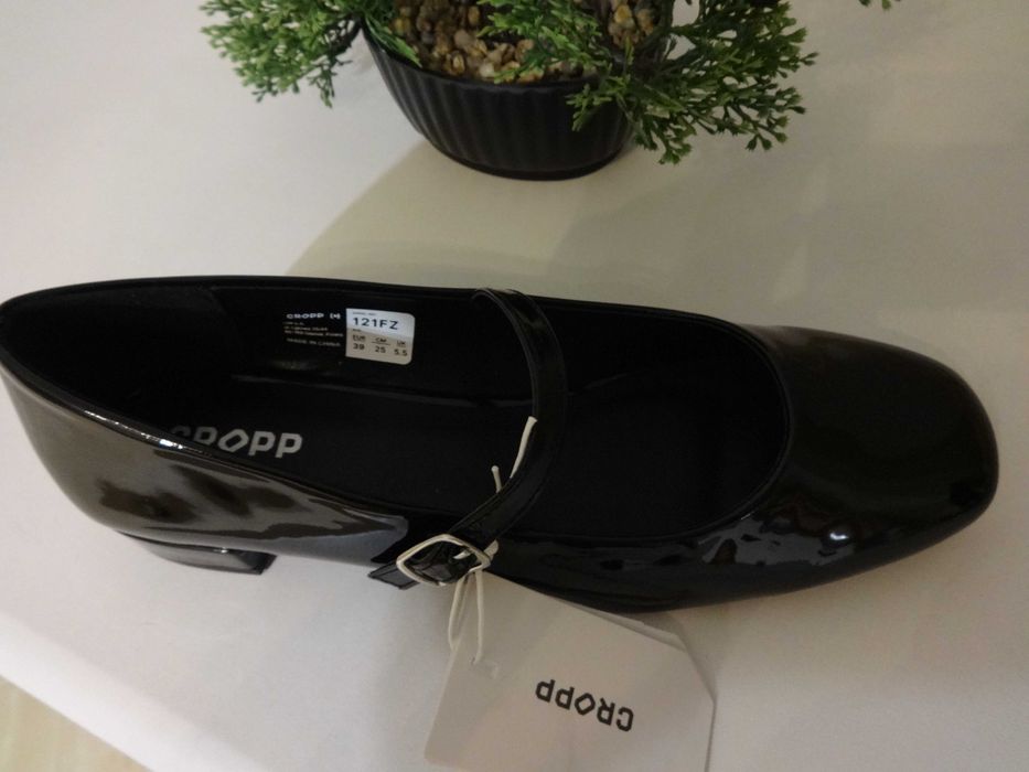 Czarne lakierowane baleriny z paskiem