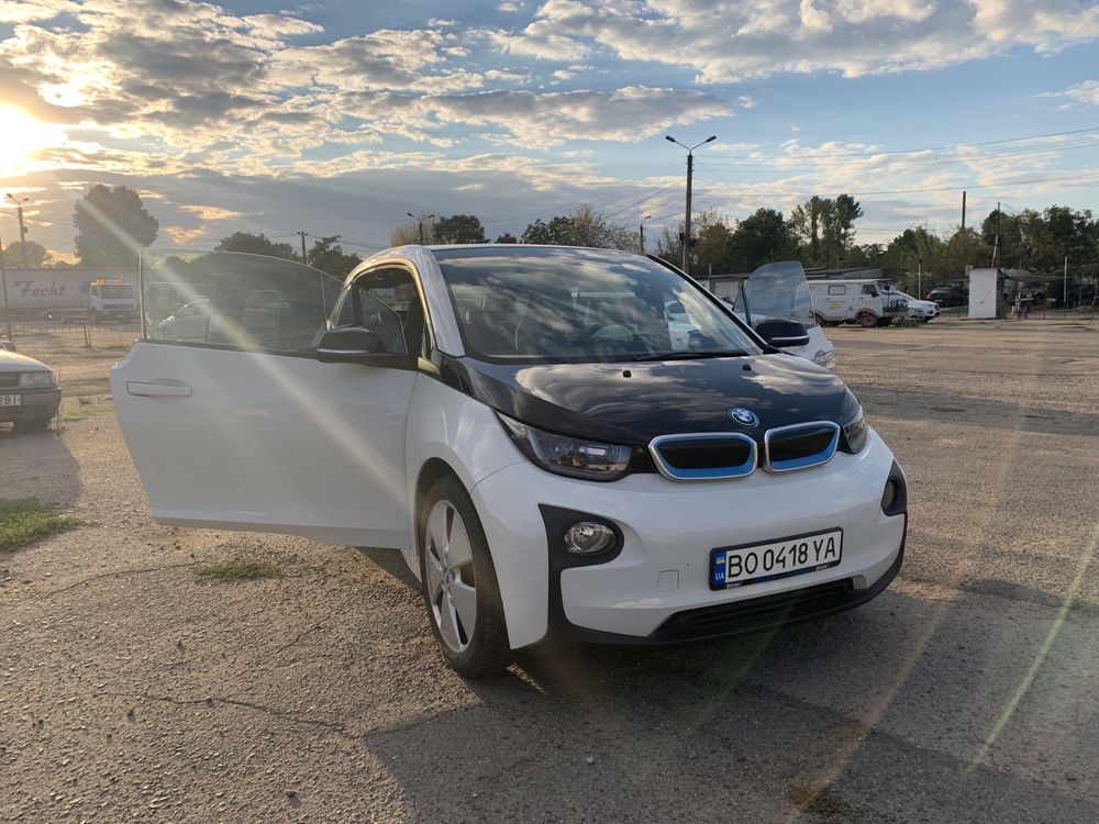 bmw i3 белая 2015 года Европа. электромобиль. музыка Harman