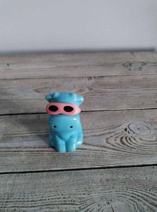 skarbonka niebieski hipopotam w okularach, fajans