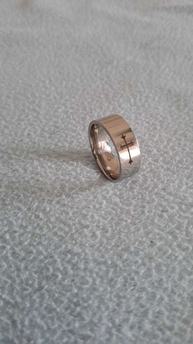 Anel masculino prateado nº 10 em aço inoxidável com cruz. Novo.