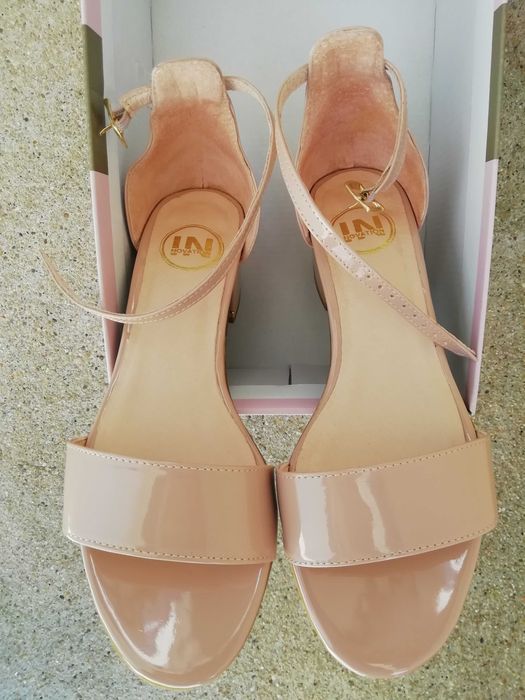 Sandálias N° 37 muito Bonitas e elegantes.