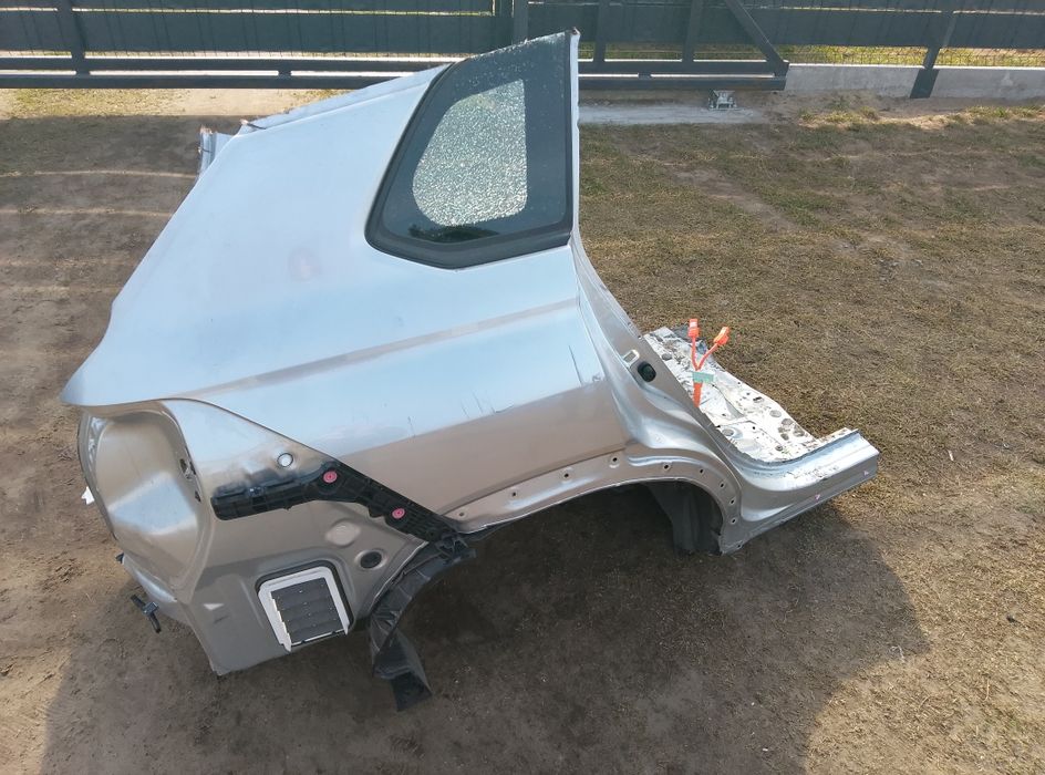 Corolla Cross prawa lewa ćwiartka tylna