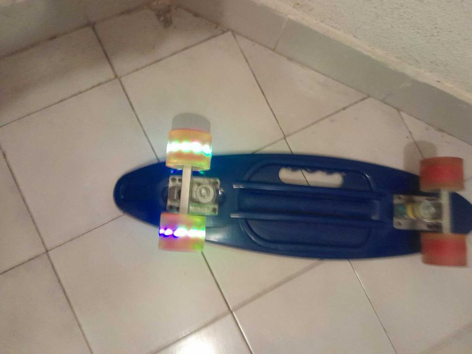 Skate criança com luzes nas rodas