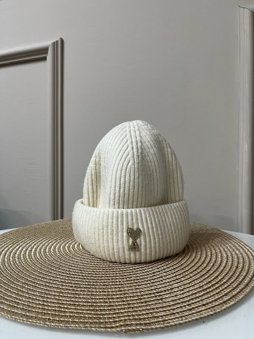 Стильна шапка для дівчинки